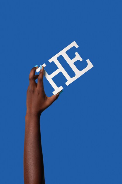 Gender Fluid Person mit einem Pronomen isoliert auf Blau