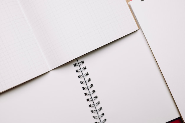 Geöffnete Notebooks mit weißen Seiten