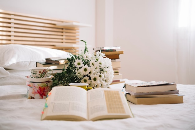 Kostenloses Foto geöffnetes buch auf dem bett