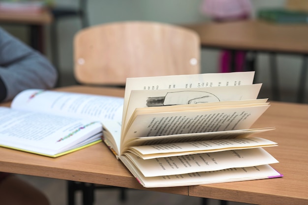 Geöffnetes Buch auf dem Tisch