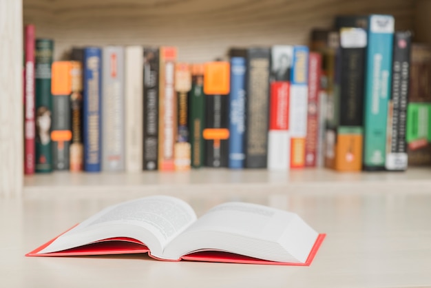 Geöffnetes Buch in der Bibliothek