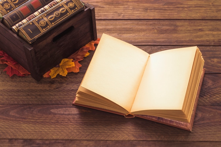 Kostenlose Foto geöffnetes buch nahe blättern und kasten