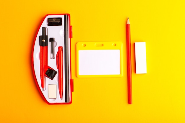 Kostenloses Foto geometrische figuren der vorderansicht mit bleistift auf orange oberfläche