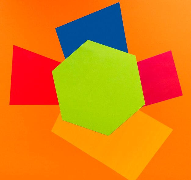 Geometrische Formen auf orangefarbenem Hintergrund