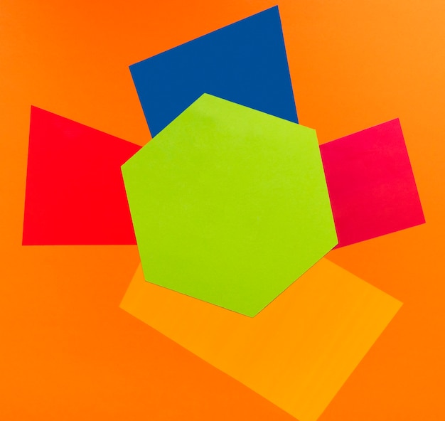 Geometrische Formen auf orangefarbenem Hintergrund