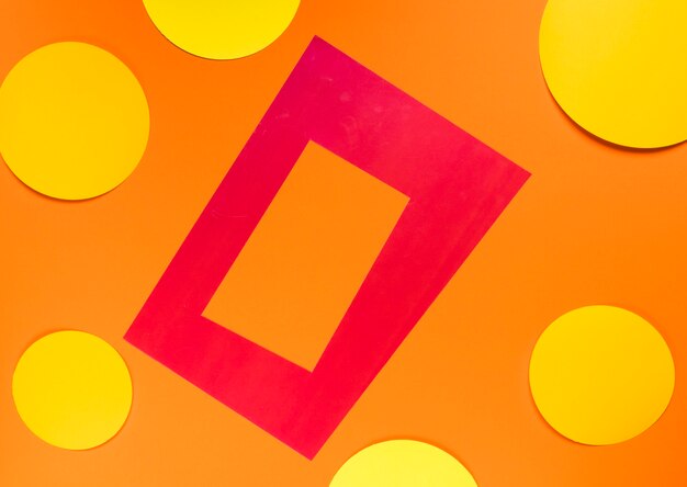Geometrische Formen auf orangefarbenem Hintergrund