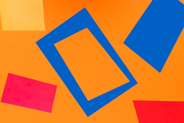 Kostenloses Foto geometrische formen auf orangefarbenen hintergrund