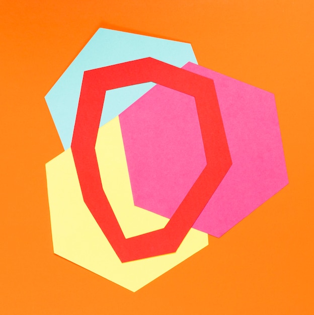 Kostenloses Foto geometrische formen auf orangefarbenen hintergrund