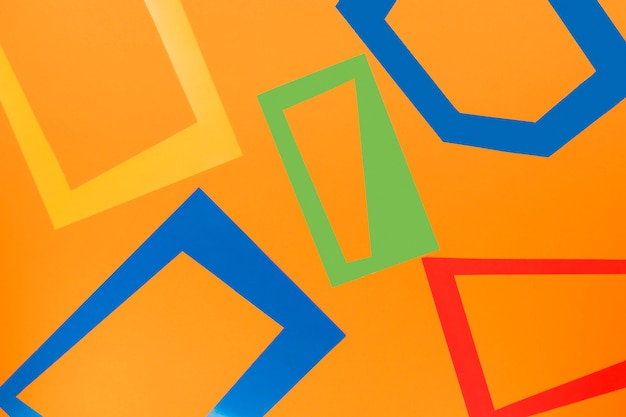 Geometrische Formen auf orangefarbenen Hintergrund