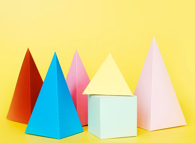 Geometrische Papierobjekte auf dem Tisch