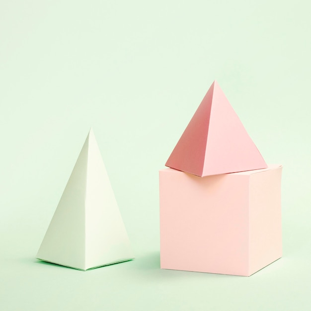 Kostenloses Foto geometrische papierobjekte mit hohem winkel