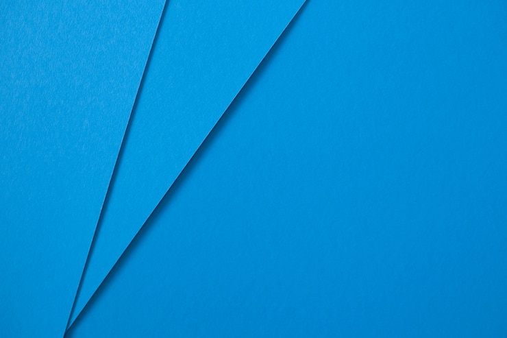 Kostenlose Foto geometrischer abstrakter kreativer blauer papphintergrund. flach legen