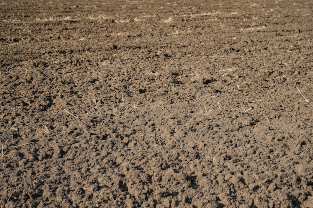 Gepflügtes Feld im Frühjahr Vorbereitung für die Aussaat Pflege der Ökologie der Erde landwirtschaftliche Arbeit auf dem Bauernhof