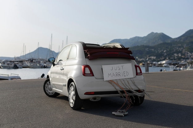 Gerade geheiratetes kleines Auto am Hafen