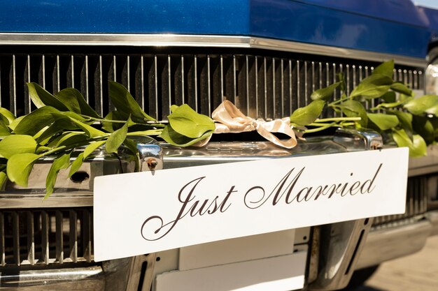 Gerade verheiratete Autoszene mit schönen Blumen