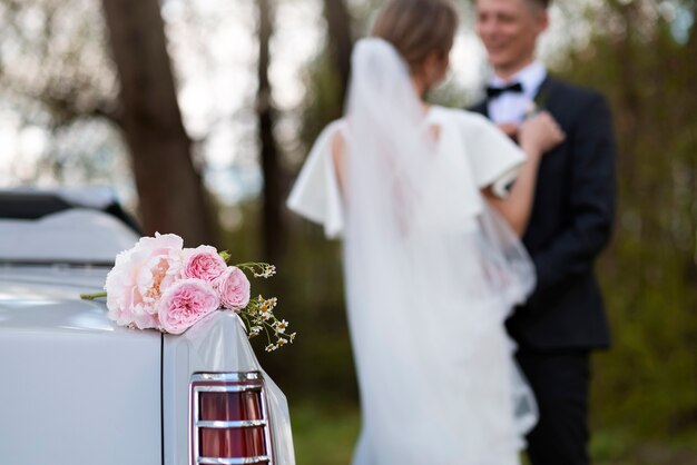 Gerade verheiratetes Paar mit ihrem Auto