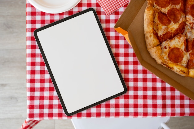 Kostenloses Foto gerät mit kopierraum des tisches mit essen