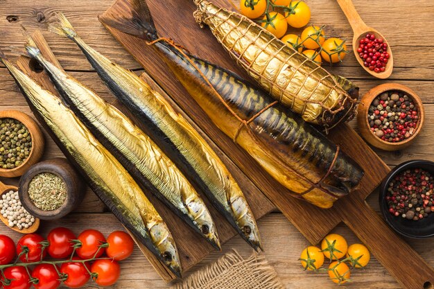 Geräucherte Fische auf Holztisch flach liegen