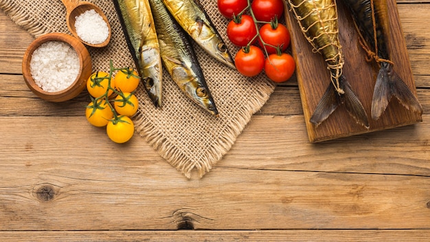 Geräucherte Fische und Tomaten liegen flach