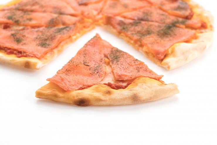 Kostenlose Foto geräucherte lachspizza