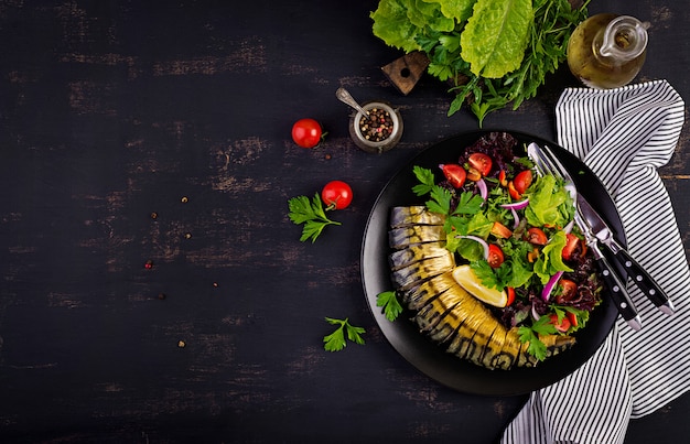 Kostenloses Foto geräucherte makrele und frischer salat