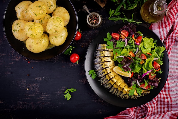 Kostenloses Foto geräucherte makrele und frischer salat