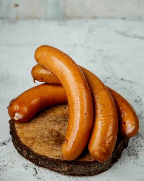 Geräucherte Würstchen auf Holzschreibtisch