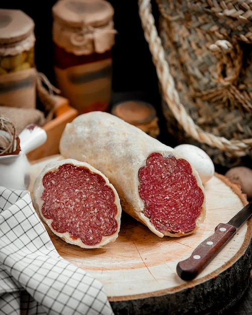 Geräucherte Wurst auf einem Holzhanf halbiert