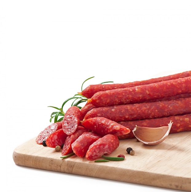 Geräucherte Wurst mit Rosmarin, Pfefferkörnern und Knoblauch