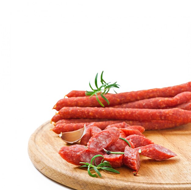 Geräucherte Wurst mit Rosmarin, Pfefferkörnern und Knoblauch