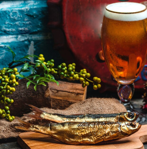 Geräucherter Fisch und ein Glas Bier