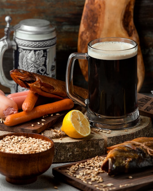 Geräucherter Fisch und Würstchen mit dunklem Bier