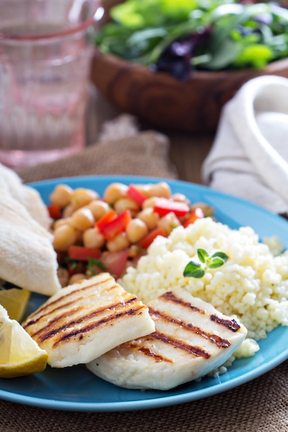 Kostenloses Foto gericht im stil des nahen ostens mit couscous und kichererbsen