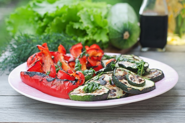 Gericht mit gegrilltem Gemüse (Zucchini, Paprika, rote Zwiebel)