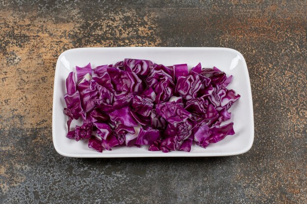 Geriebener Rotkohl in der Schüssel auf der Marmoroberfläche