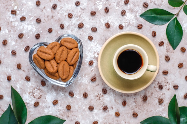Geröstete Kaffeebohnen und Kekse in Kaffeebohnenform