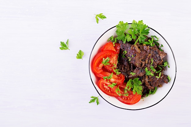 Geröstete oder gegrillte Rinderleber mit Zwiebel-Tomaten-Salat