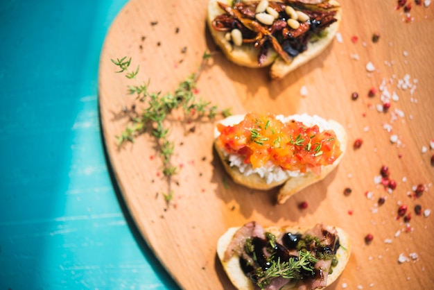 Geröstete Sandwiches mit Thymian; Pfefferkorn und Salz auf Holzbrett