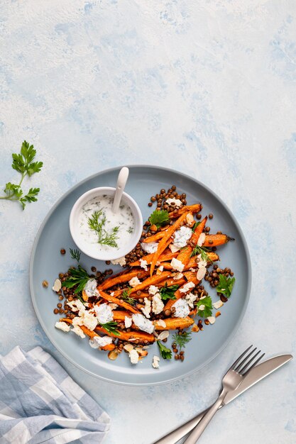 Gerösteter Karotten-Linsensalat mit Feta-Joghurt und Dill