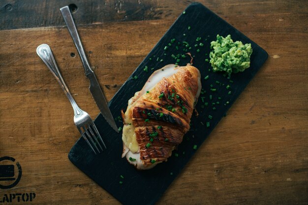 Geröstetes und knuspriges französisches Croissant mit Schinken und geschmolzenem Käse