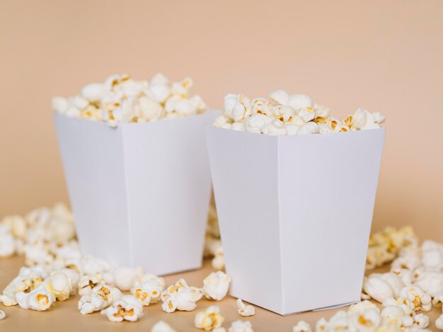 Gesalzene Popcornboxen aus der Nähe, die zum Servieren bereit sind
