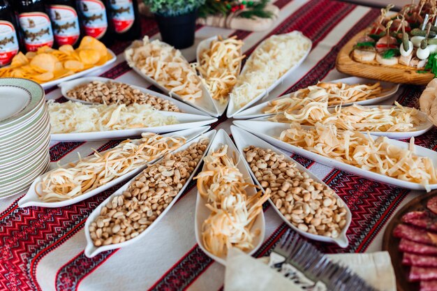 Gesalzene Snacks liegen in langen weißen Gerichten