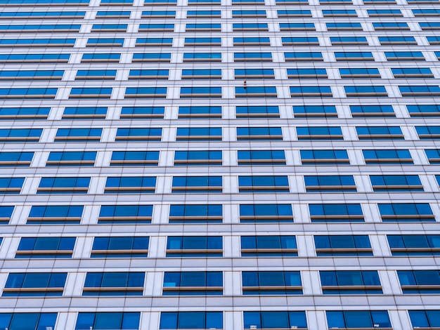 Geschäftsbürogebäudewolkenkratzer mit Fensterglas