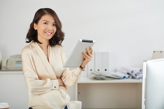 Geschäftsdame mit Tablet-Computer