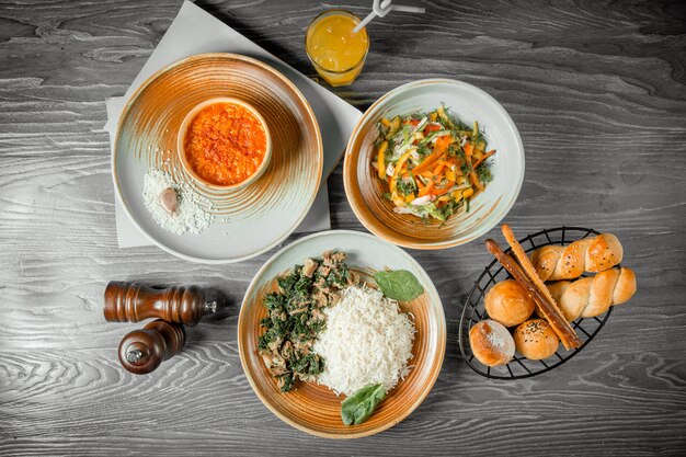 Geschäftsessen Hühnerspinat mit Reissuppe Hühnersalat Brotgetränk und schwarzem Pfeffer auf dem Tisch