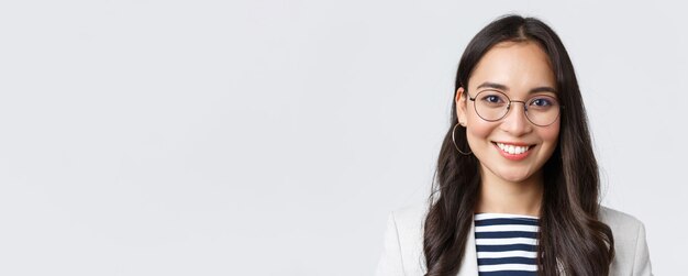 Geschäftsfinanzierung und Beschäftigung weibliche erfolgreiche Unternehmer Konzept Nahaufnahme lächelnder asiatischer Bea