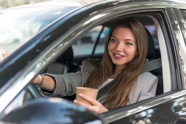 Geschäftsfrau Autofahren