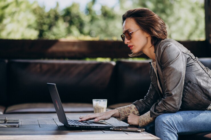 Kostenlose Foto geschäftsfrau, die am laptop von zu hause aus arbeitet