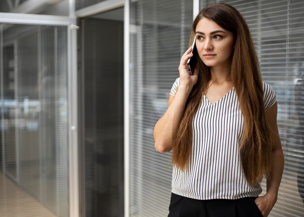 Kostenloses Foto geschäftsfrau, die am telefon spricht