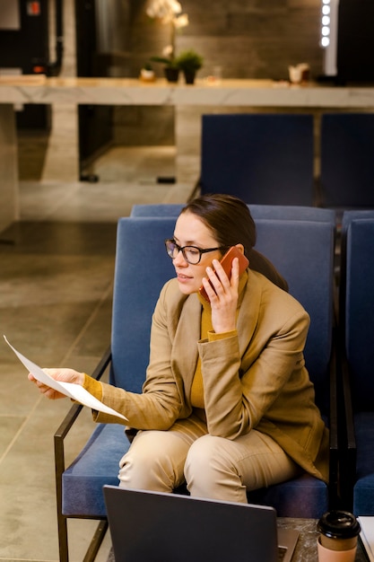 Geschäftsfrau, die am Telefon spricht